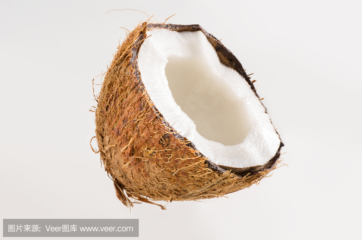 白色孤立背景上的新鮮椰子。